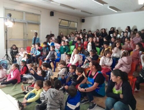 Os alunos do 1.º ano assistem ao teatro “O Nabo Gigante”
